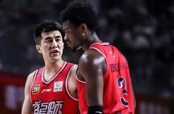 雷速体育下载-山东队鏖战快船，郭艾伦状态火热