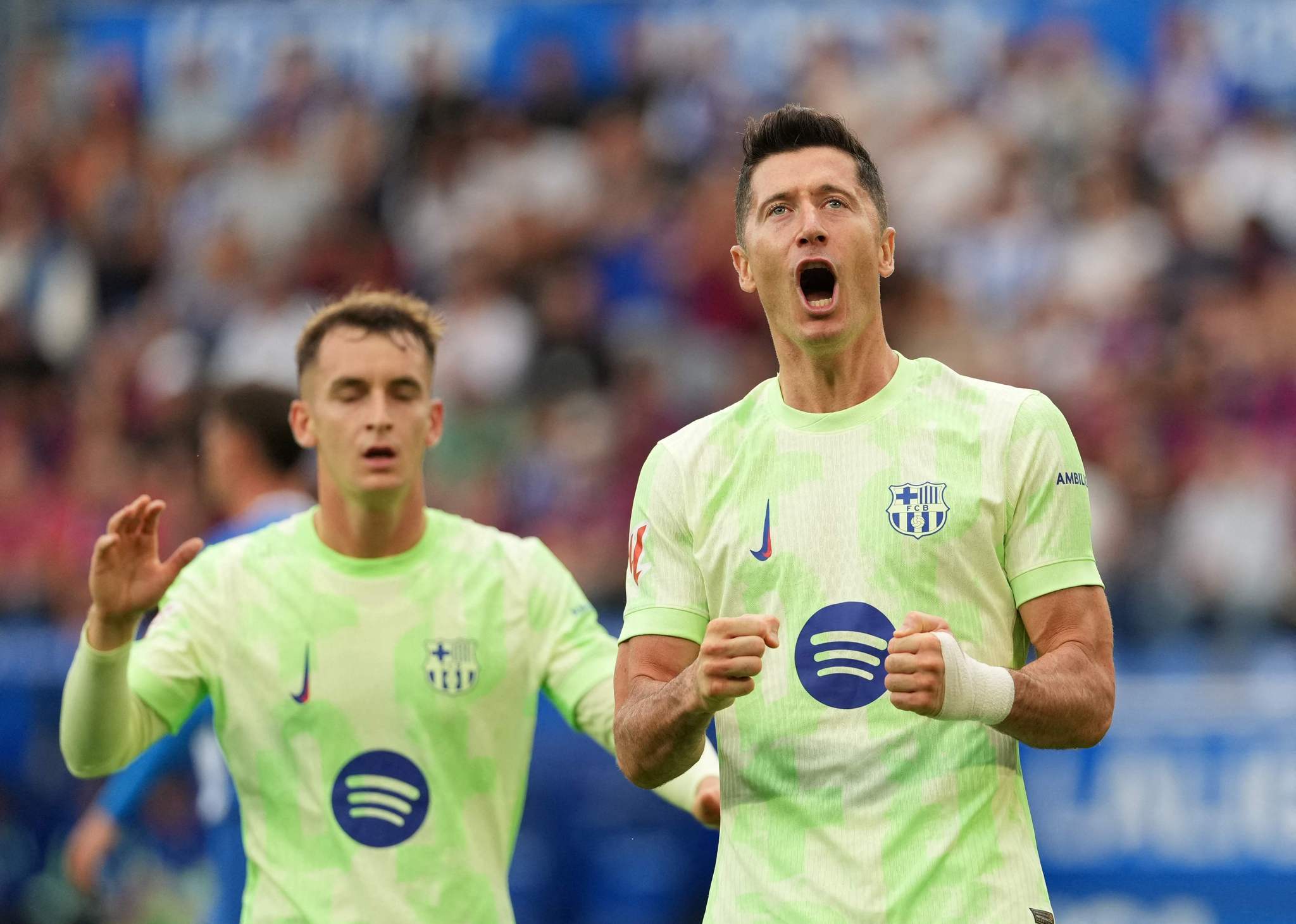 加拿大完胜罗马，莱万惊艳世界的简单介绍